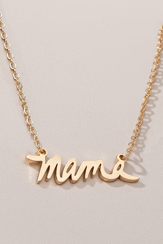 Collar con Colgante "Mamá" de Latón Cepillado - Elegancia en Cada Detalle