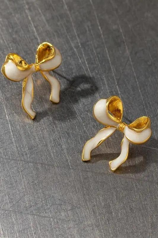 Aretes de Botón Lazo con Esmalte Blanco y Borde Dorado | Diseño Femenino y Delicado | Joyería Elegante by LA3accessories