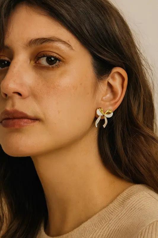 Aretes de Botón Lazo con Esmalte Blanco y Borde Dorado | Diseño Femenino y Delicado | Joyería Elegante by LA3accessories
