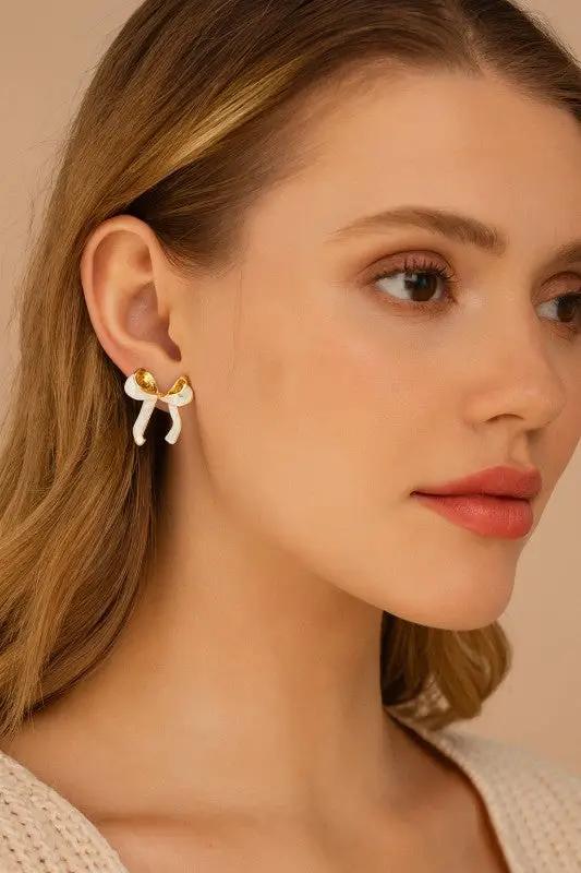 Aretes de Botón Lazo con Esmalte Blanco y Borde Dorado | Diseño Femenino y Delicado | Joyería Elegante by LA3accessories