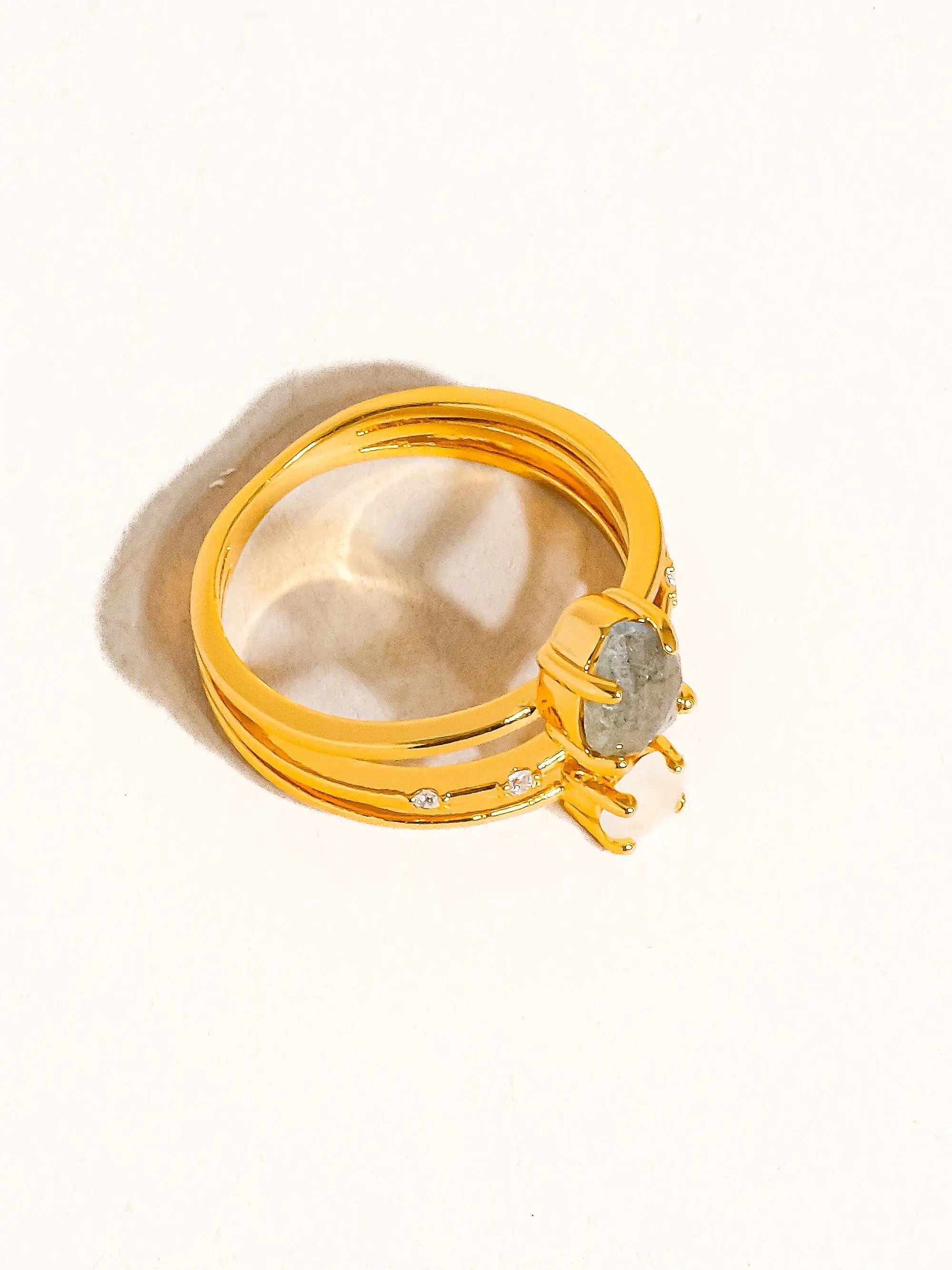 Anillo Statement De Oro 18K Bañado En Latón Con Piedras Naturales Y Circonias Talla 7 by Yanet Collective