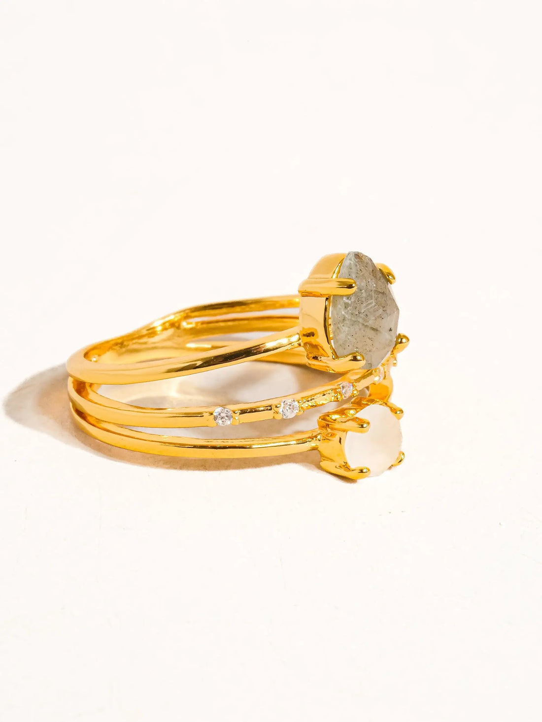 Anillo Statement De Oro 18K Bañado En Latón Con Piedras Naturales Y Circonias Talla 7 by Yanet Collective