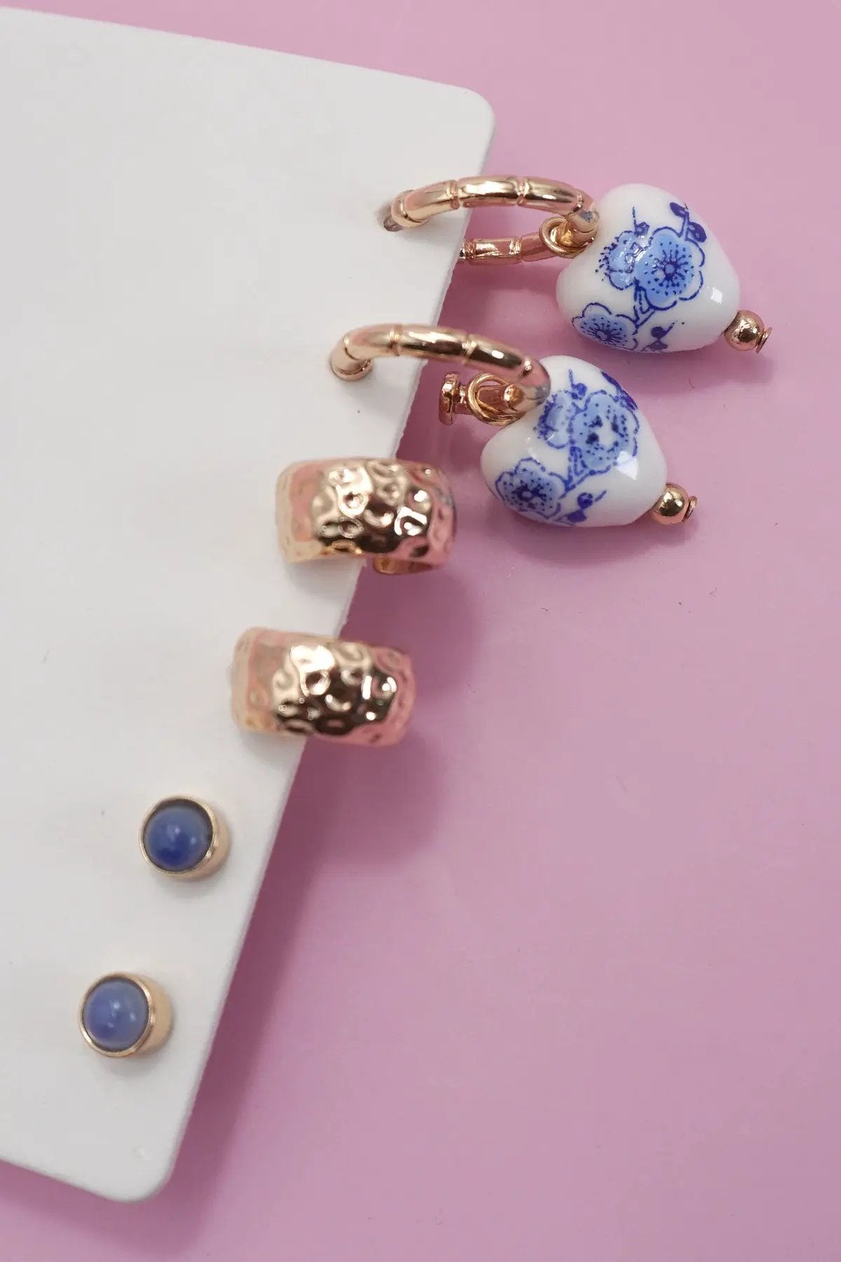 Pendientes de aro Huggie de porcelana y cerámica azul (trío) by Yanet Collective