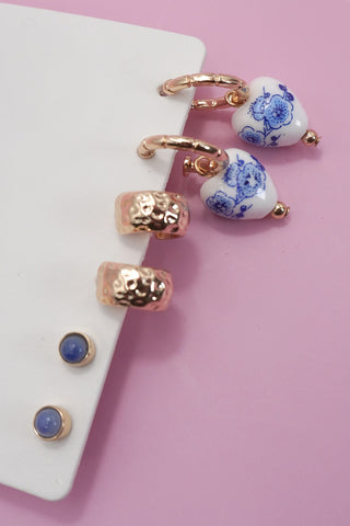 Pendientes de aro Huggie de porcelana y cerámica azul (trío)