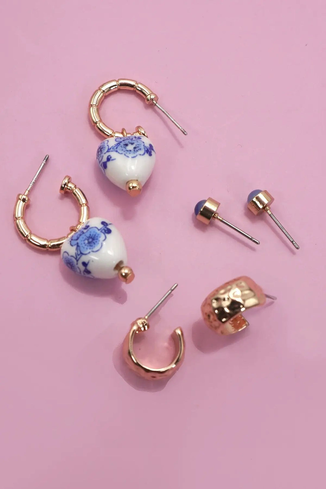 Pendientes de aro Huggie de porcelana y cerámica azul (trío) by Yanet Collective