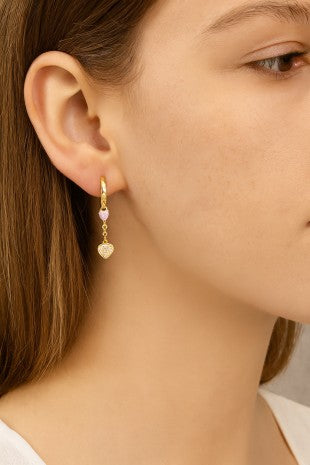 Huggie con dijes de corazón rosa y pavé