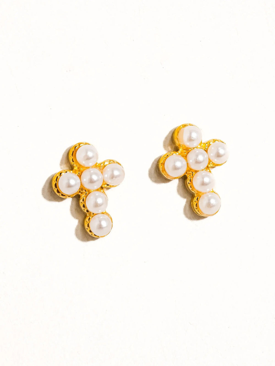 Aretes Cruz Con Perla Oro 18K Revestimiento Lujoso Colección Exclusiva Edición Limitada by Yanet Collective