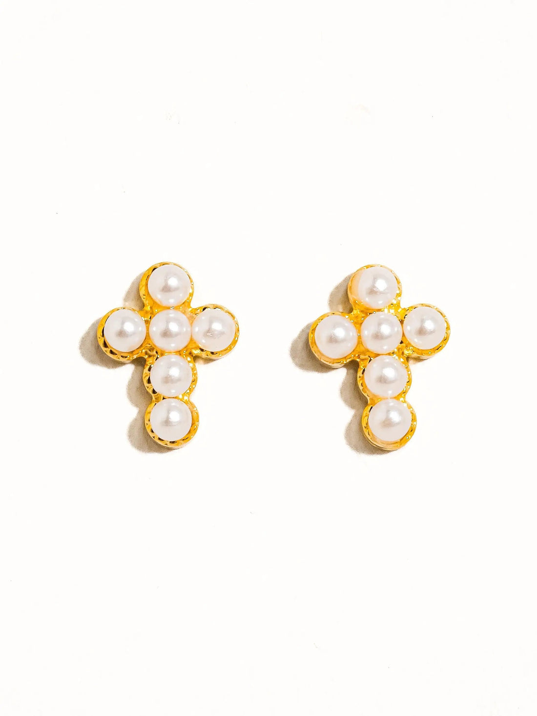 Aretes Cruz Con Perla Oro 18K Revestimiento Lujoso Colección Exclusiva Edición Limitada by Yanet Collective
