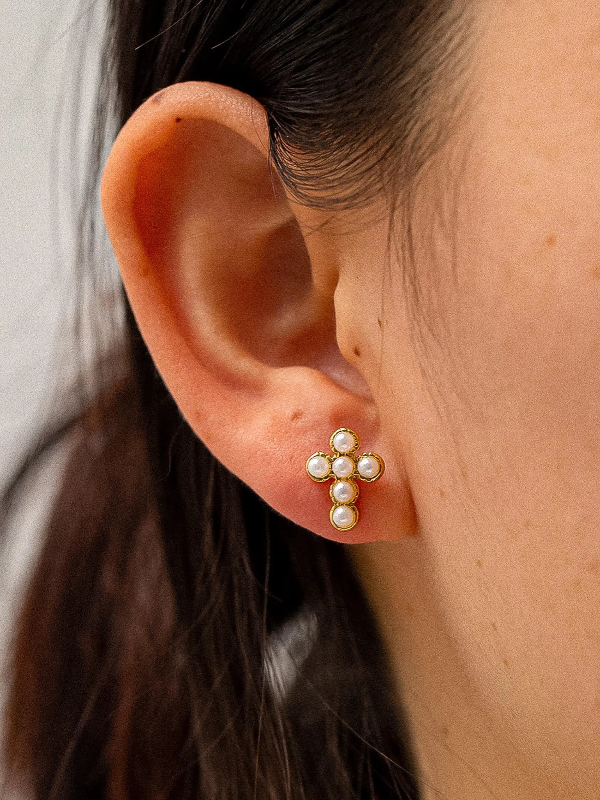 Aretes Cruz Con Perla Oro 18K Revestimiento Lujoso Colección Exclusiva Edición Limitada by Yanet Collective