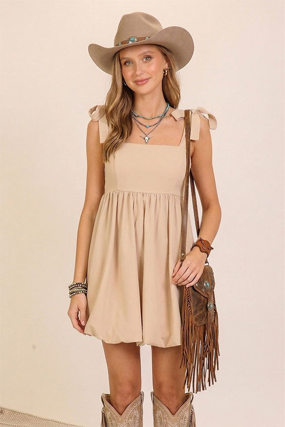 Vestido Mini Babydoll Beige con Dobladillo Abullonado y Escote Cuadrado