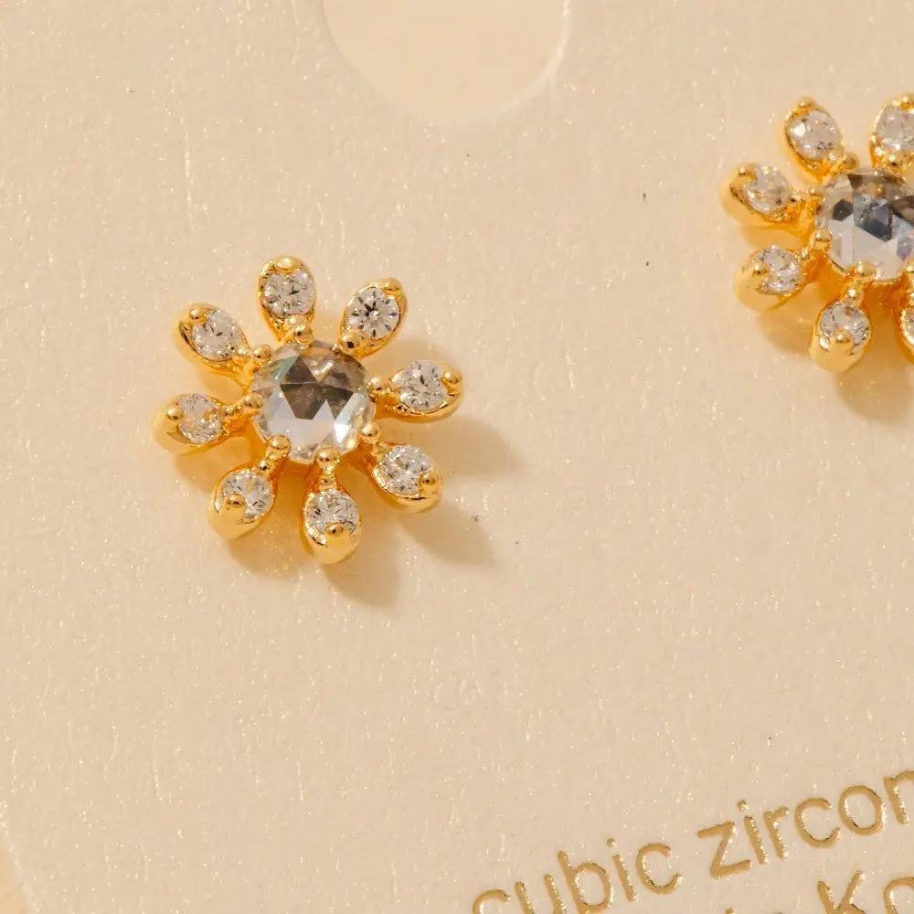 Pendientes de Flor con Circonita Cúbica Bañados en Oro: Elegancia Floral en Oro by Yanet Collective