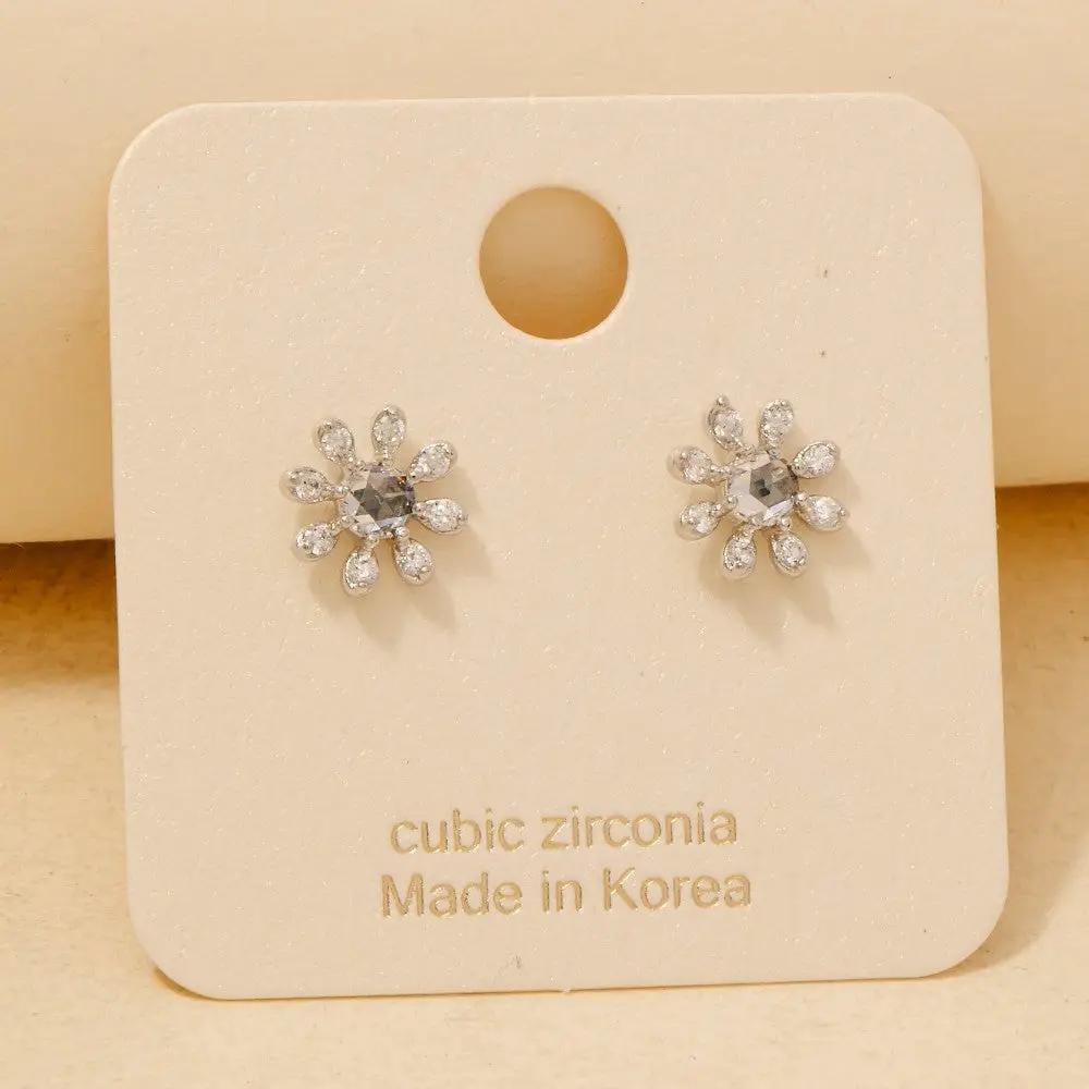 Pendientes de Flor con Circonita Cúbica Bañados en Oro: Elegancia Floral en Oro by Yanet Collective