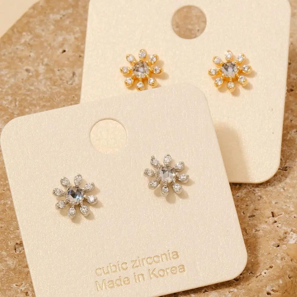 Pendientes de Flor con Circonita Cúbica Bañados en Oro: Elegancia Floral en Oro by Yanet Collective
