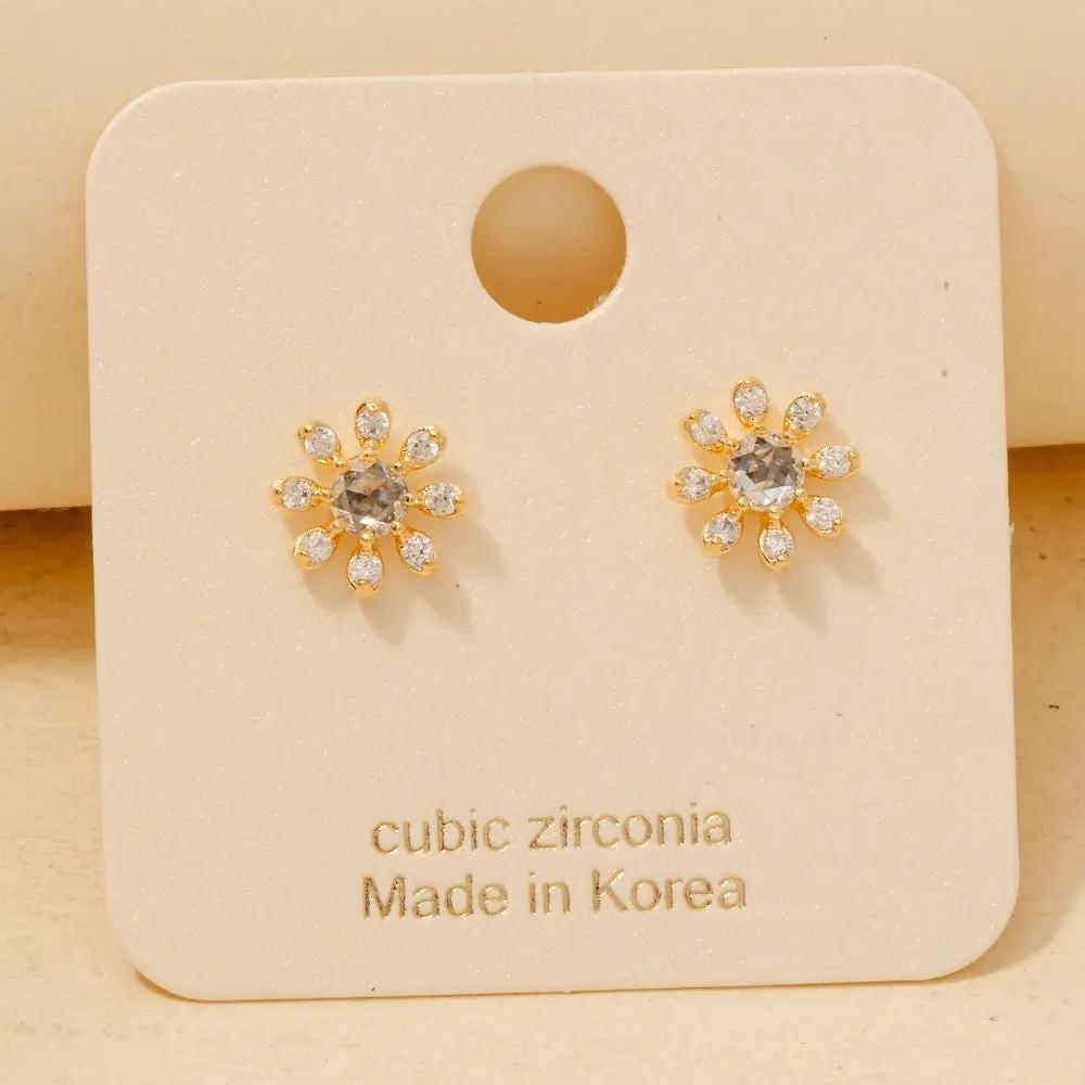 Pendientes de Flor con Circonita Cúbica Bañados en Oro: Elegancia Floral en Oro by Yanet Collective