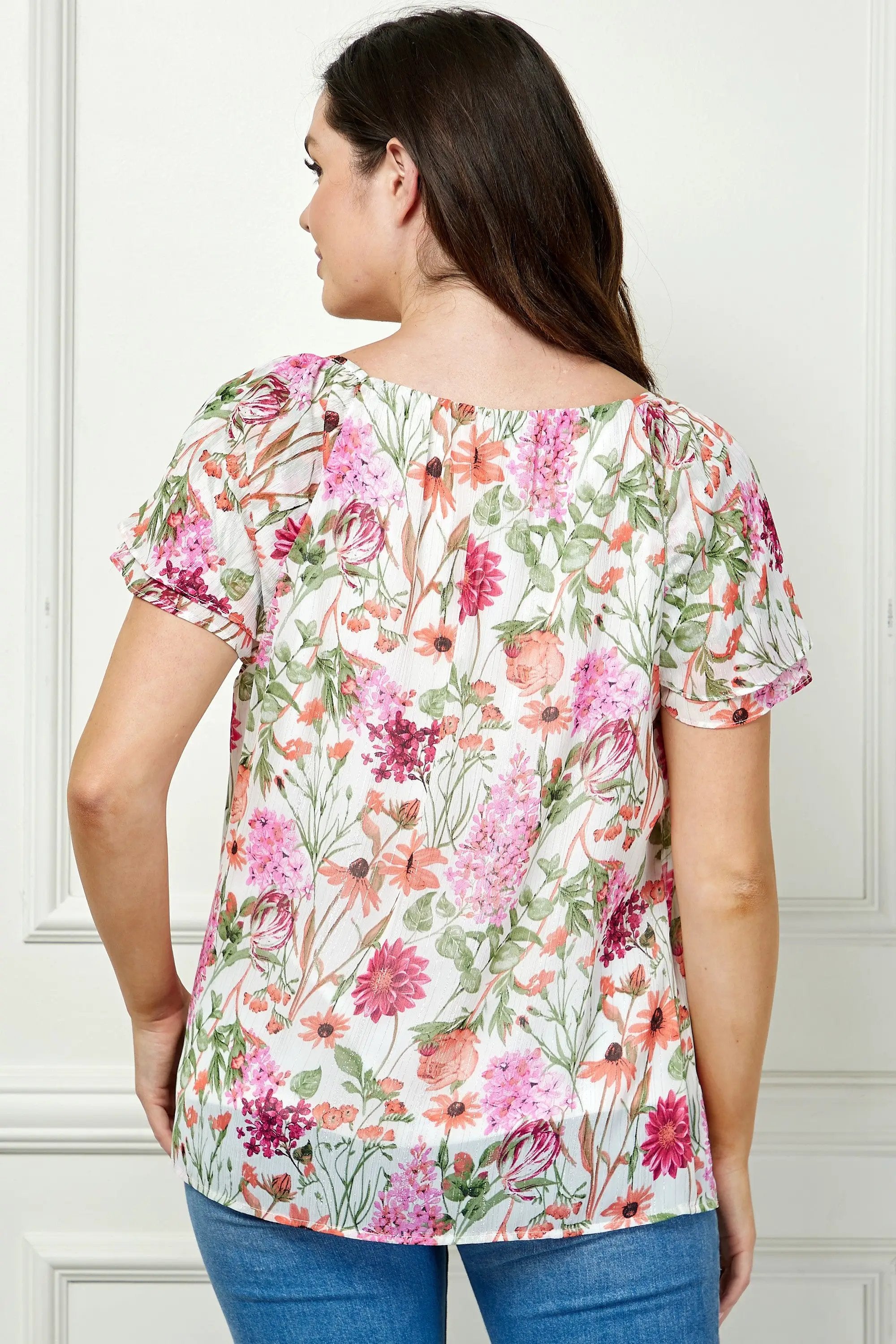 Top Curvy Chic con Mangas Flutter y Detalle de Pin Tuck y Abertura - Ropa de Mujer Tallas Grandes by Yanet Collective