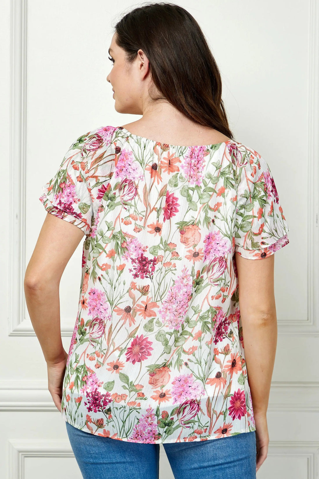 Top Curvy Chic con Mangas Flutter y Detalle de Pin Tuck y Abertura - Ropa de Mujer Tallas Grandes by Yanet Collective