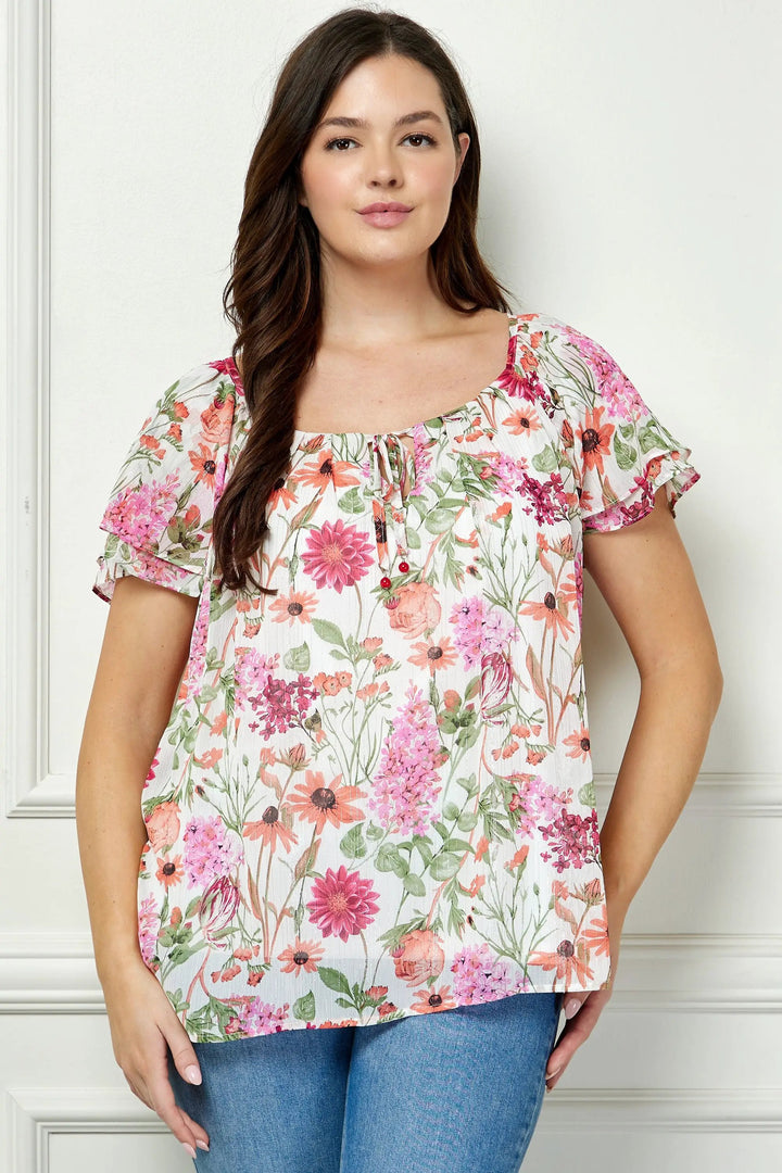 Top Curvy Chic con Mangas Flutter y Detalle de Pin Tuck y Abertura - Ropa de Mujer Tallas Grandes by Yanet Collective