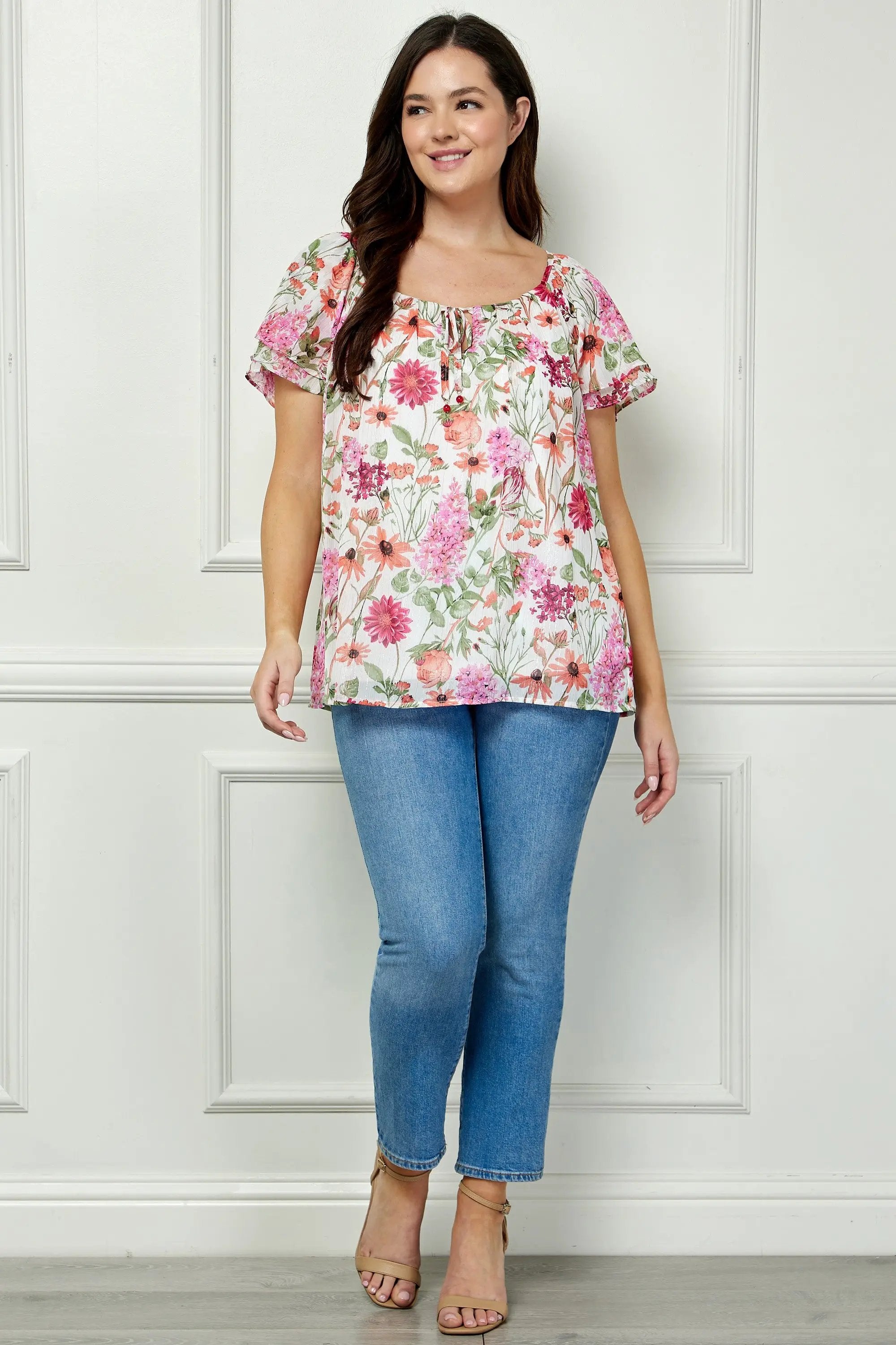 Top Curvy Chic con Mangas Flutter y Detalle de Pin Tuck y Abertura - Ropa de Mujer Tallas Grandes by Yanet Collective