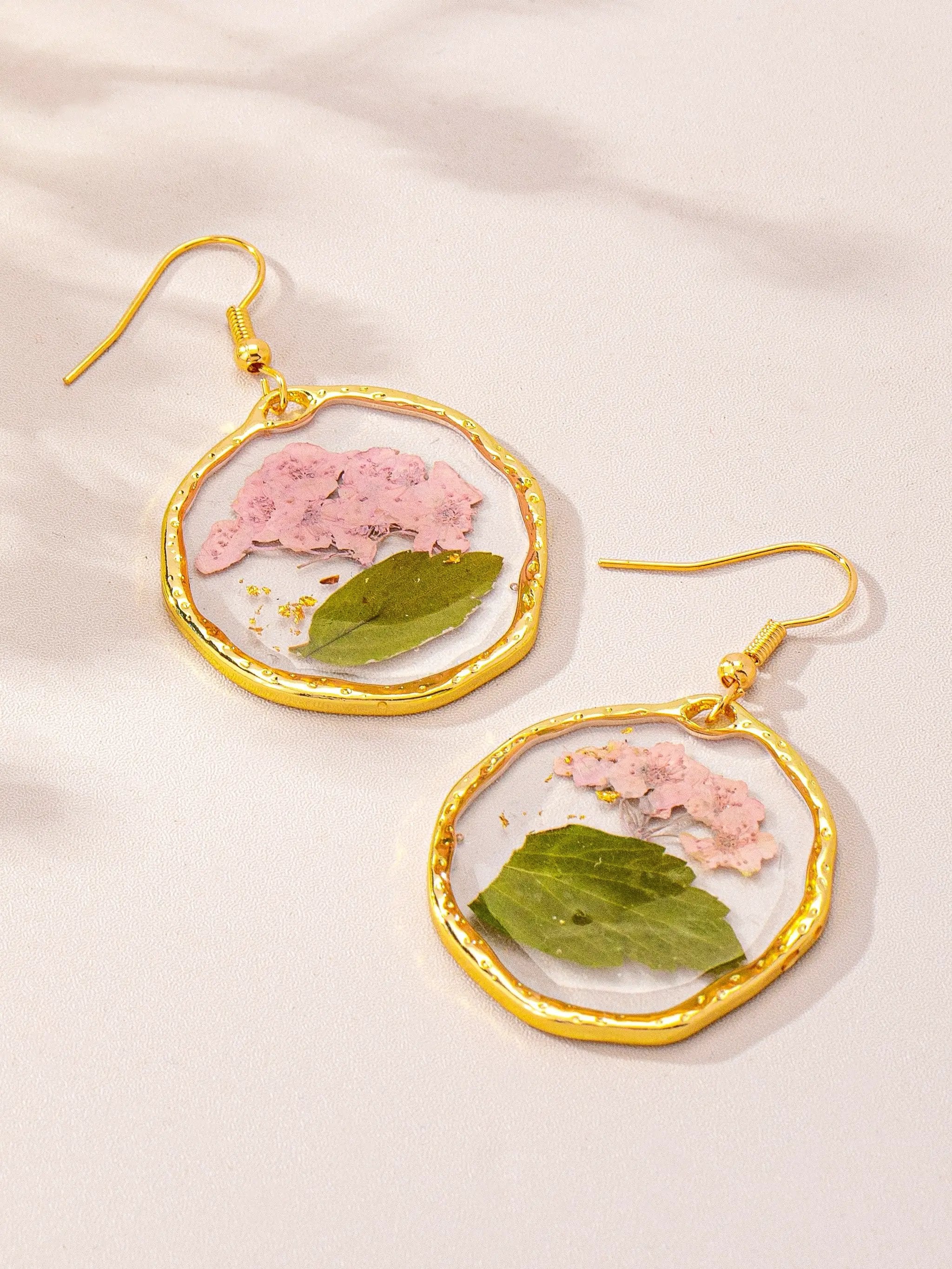 Pendientes de Resina Enmarcados con Flores y Hojas Secas - Elegancia Natural by Yanet Collective