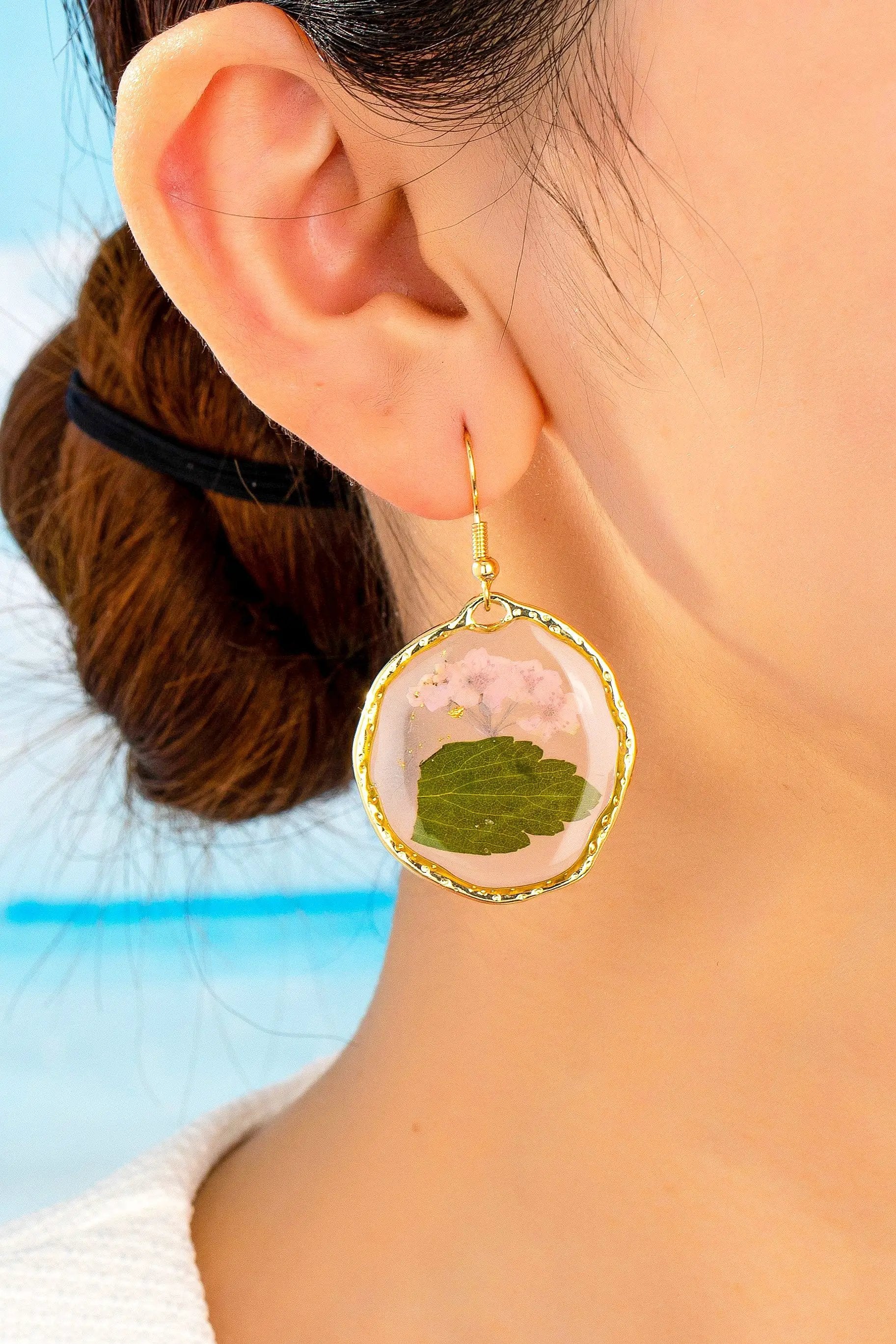Pendientes de Resina Enmarcados con Flores y Hojas Secas - Elegancia Natural by Yanet Collective