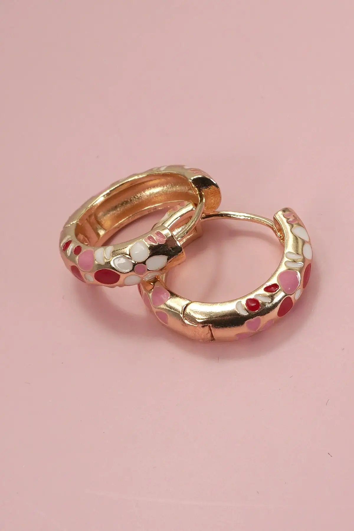 Pendientes de aro con flores de esmalte de colores by Yanet Collective