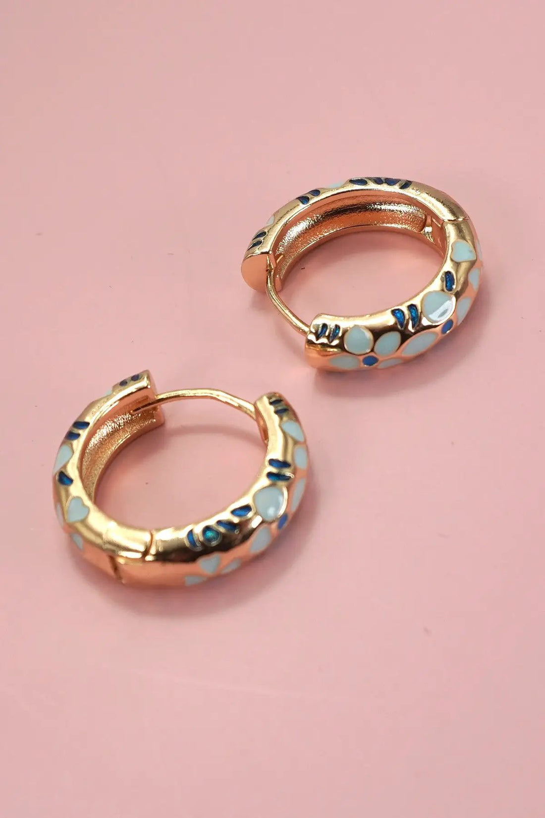 Pendientes de aro con flores de esmalte de colores by Yanet Collective
