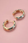 Pendientes de aro con flores de esmalte de colores