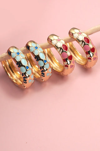 Pendientes de aro con flores de esmalte de colores