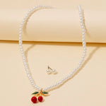 Collar con Colgante de Cereza y Perlas: Elegancia Frutal para tu Estilo