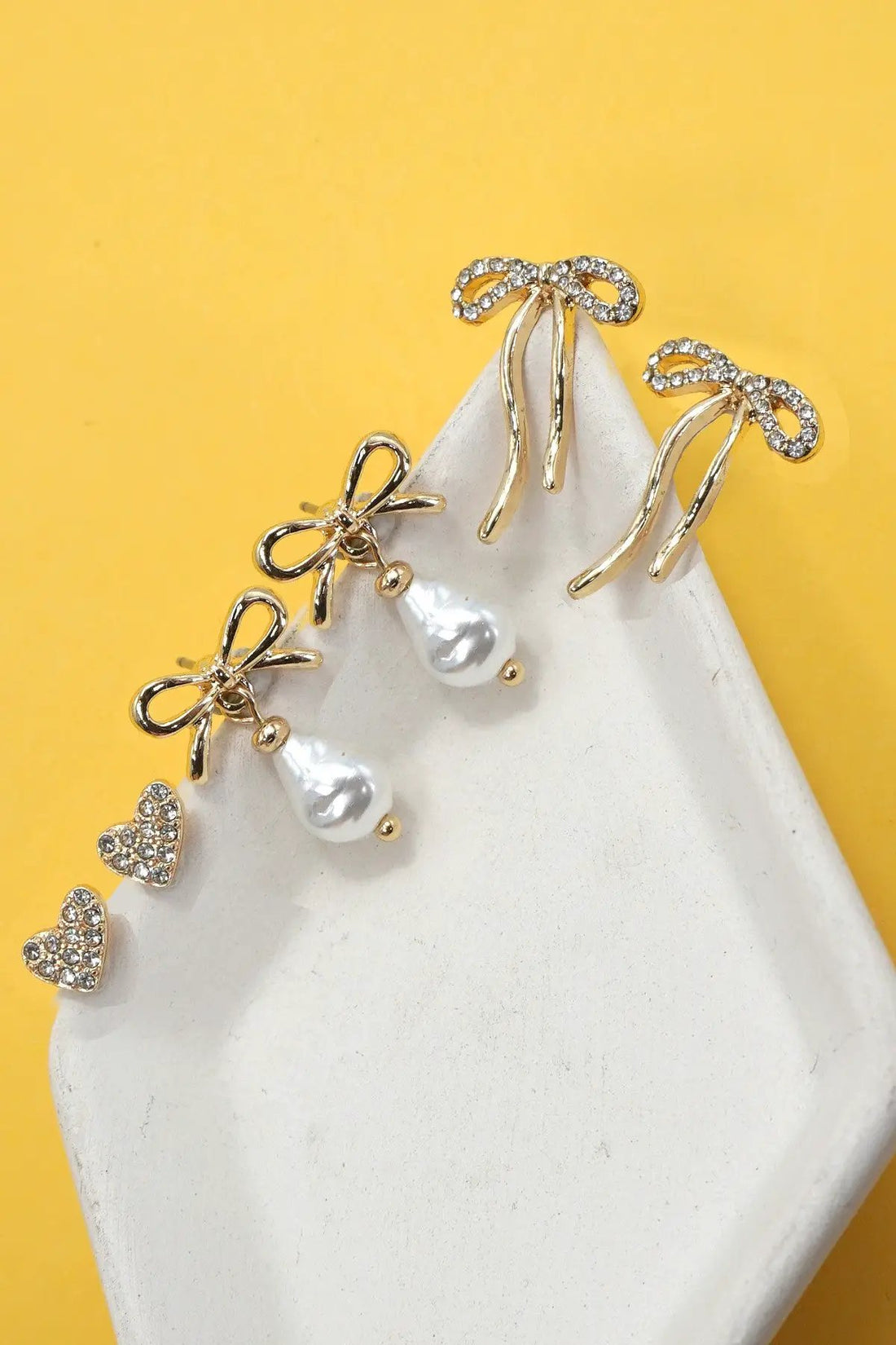 Pendientes con lazo de perla y corazón de diamantes de imitación by Yanet Collective