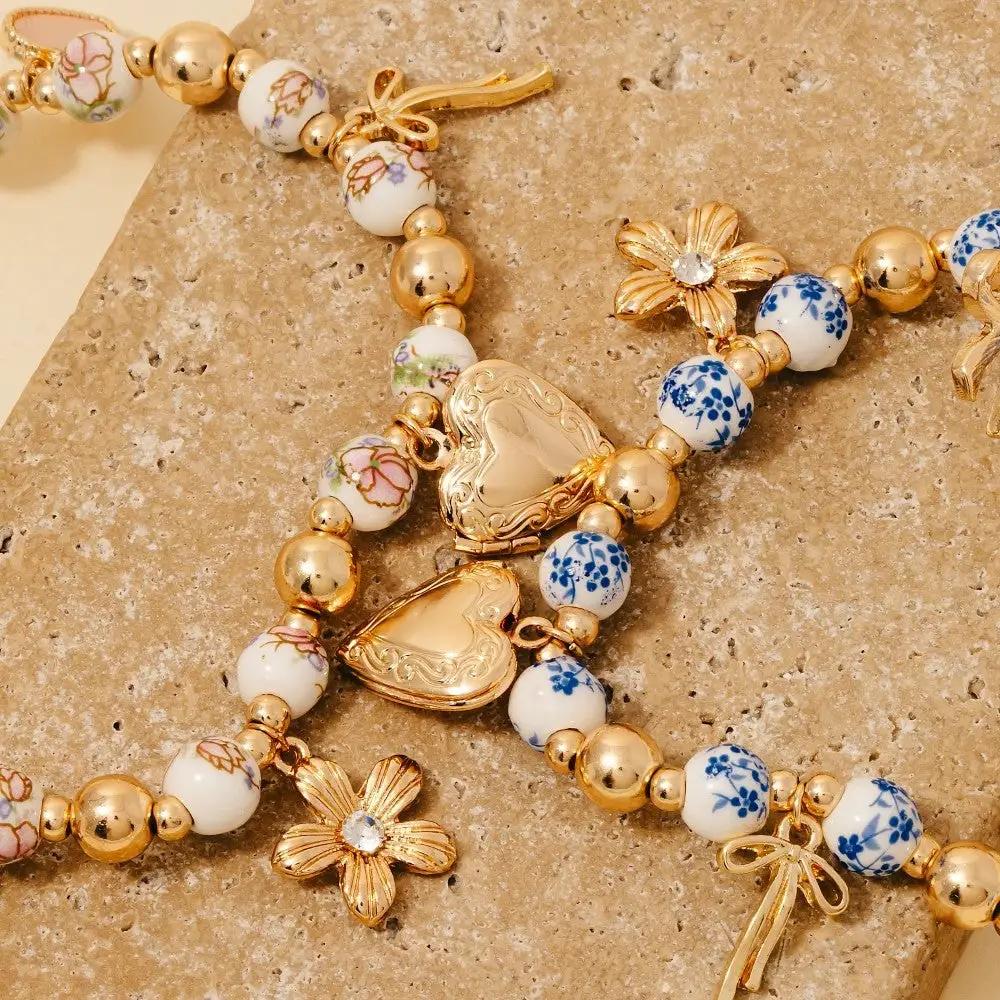 Brazalete Floral de Cerámica con Dijes de Corazón y Flores by Yanet Collective