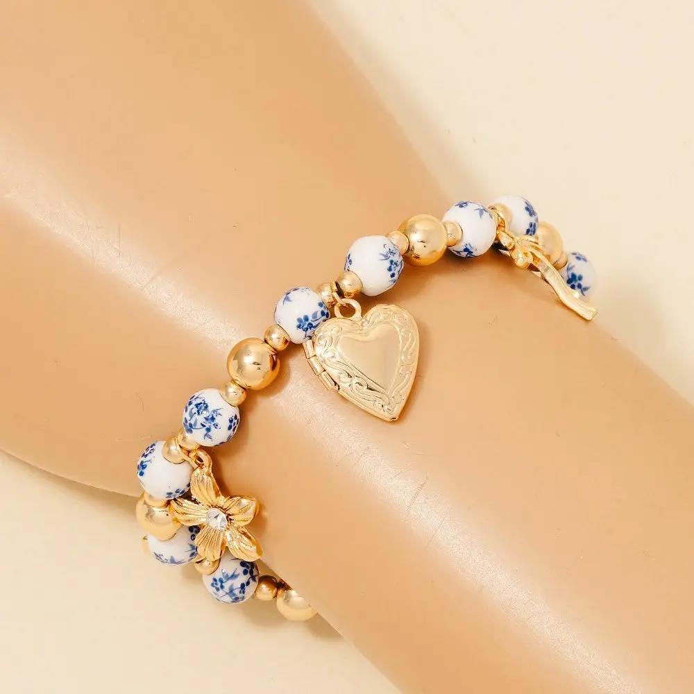 Brazalete Floral de Cerámica con Dijes de Corazón y Flores by Yanet Collective