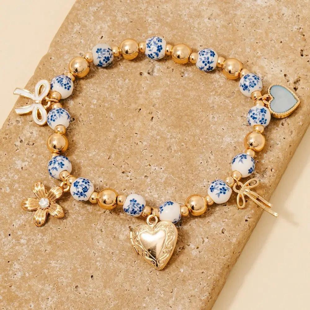 Brazalete Floral de Cerámica con Dijes de Corazón y Flores by Yanet Collective