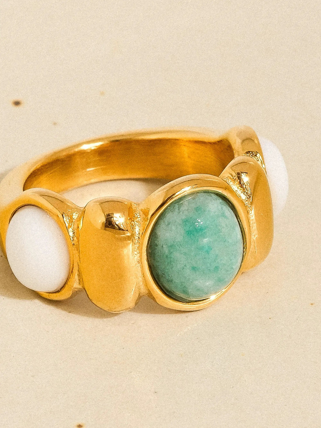 Anillo de Piedra Natural Chapado en Oro 18K para Mujer – Antideslustre, Acero Inoxidable by Flanerie