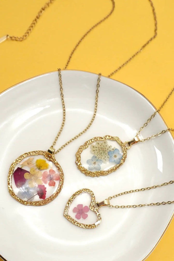 Collar de flores de acero inoxidable de 18 quilates sin deslustre by Yanet Collective