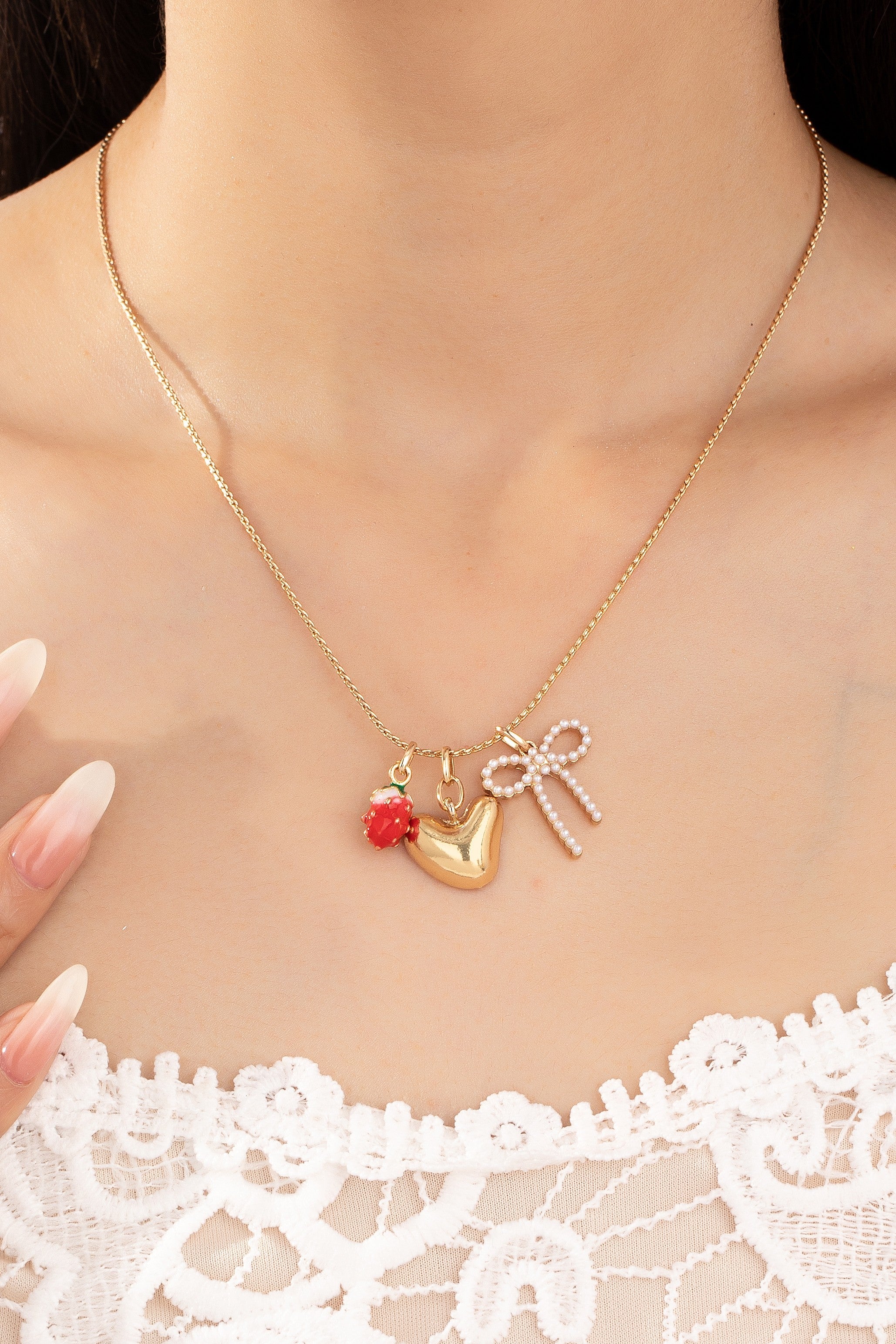 Collar Corazón con Lazo y Fresa - Joyería Artesanal Romántica y Delicada