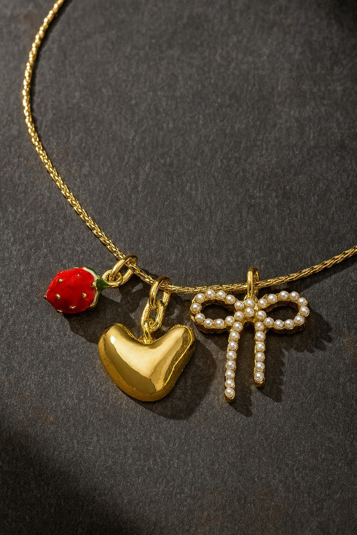 Collar Corazón con Lazo y Fresa - Joyería Artesanal Romántica y Delicada