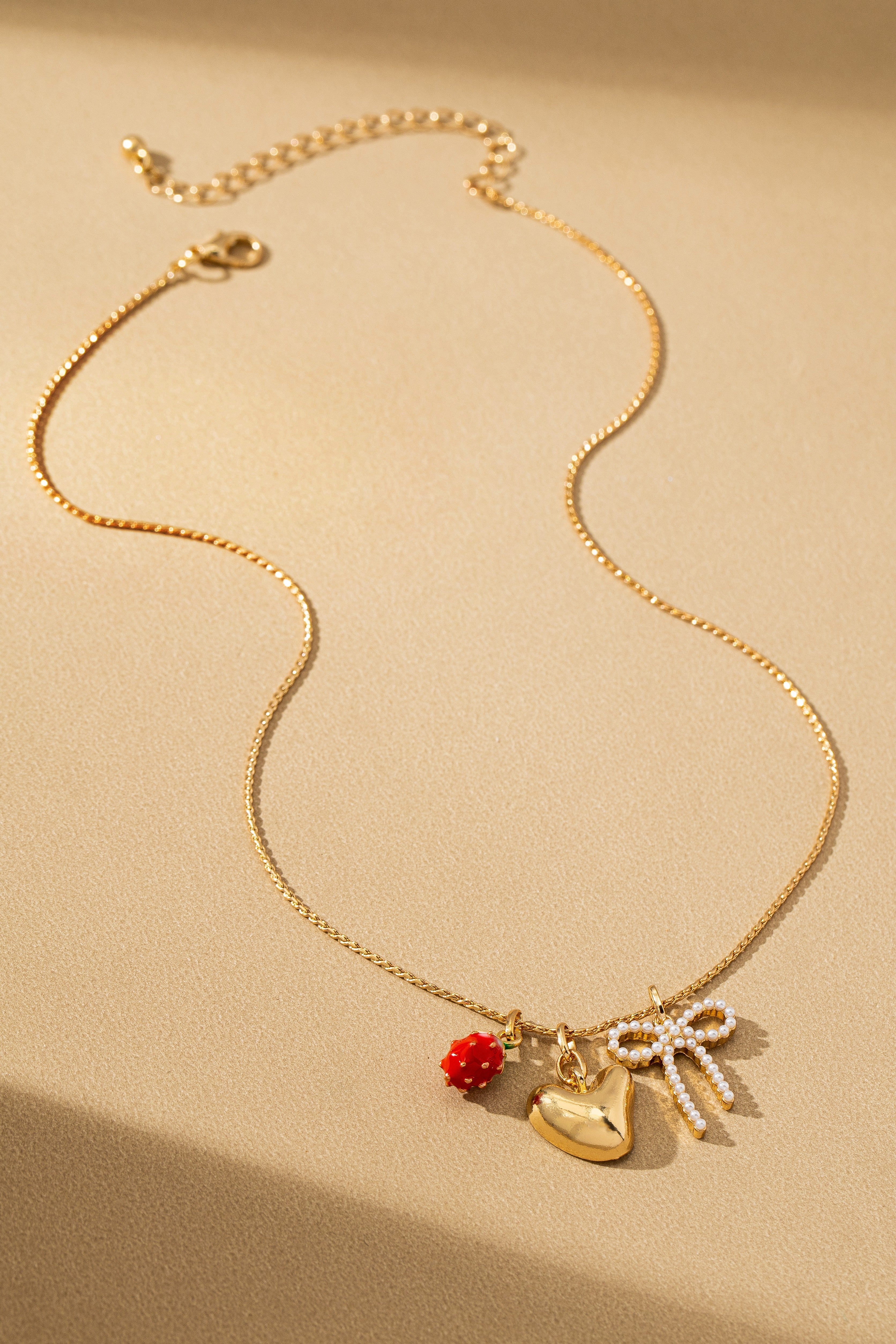 Collar Corazón con Lazo y Fresa - Joyería Artesanal Romántica y Delicada