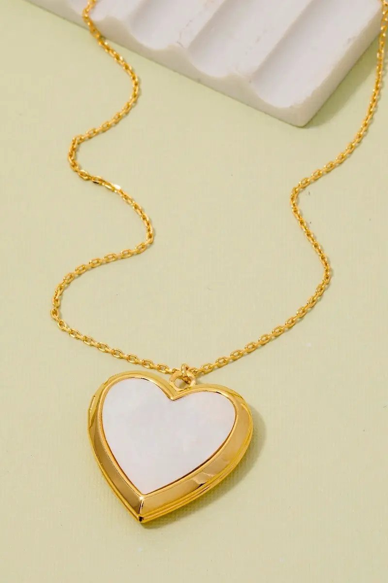 Collar con Colgante de Corazón de Nácar Bañado en Oro by Fame Accessories