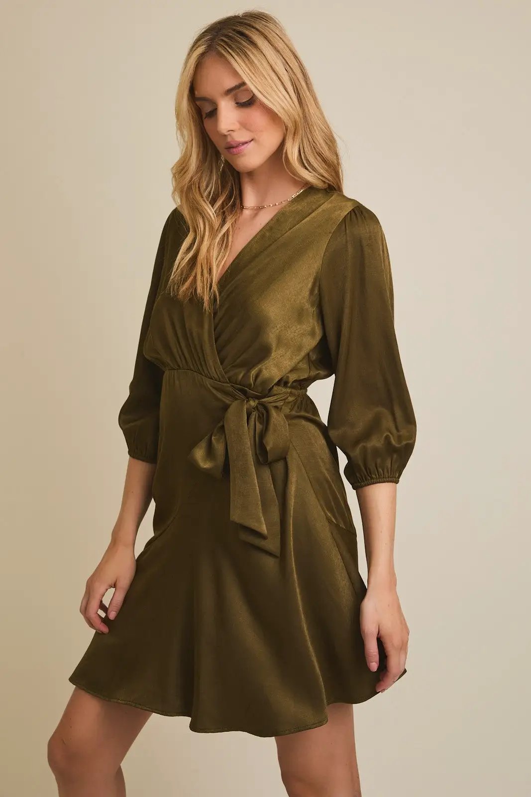 Vestido Corto Verde Olivo Elegante de Dama Manga 3/4 , Corte Moderno by Gilli