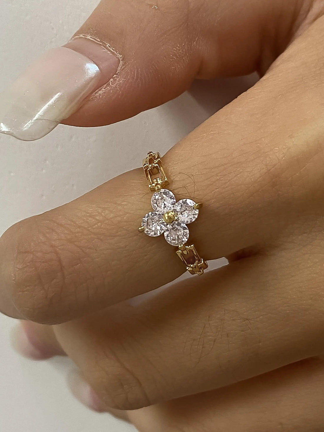 Anillo de Dama Finn-Gold con Flor y Circonita en Oro 18K - Estilo Elegante by Flanerie