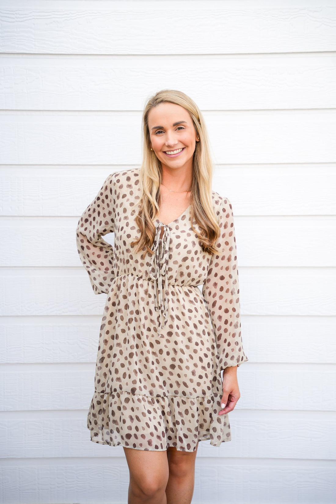 Vestido Corto Beige con Escote en V y Detalle de Lazo