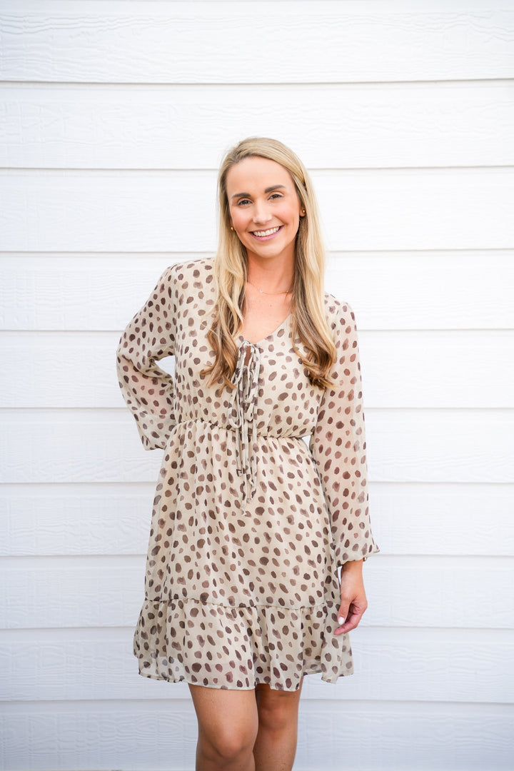 Vestido Corto Beige con Escote en V y Detalle de Lazo