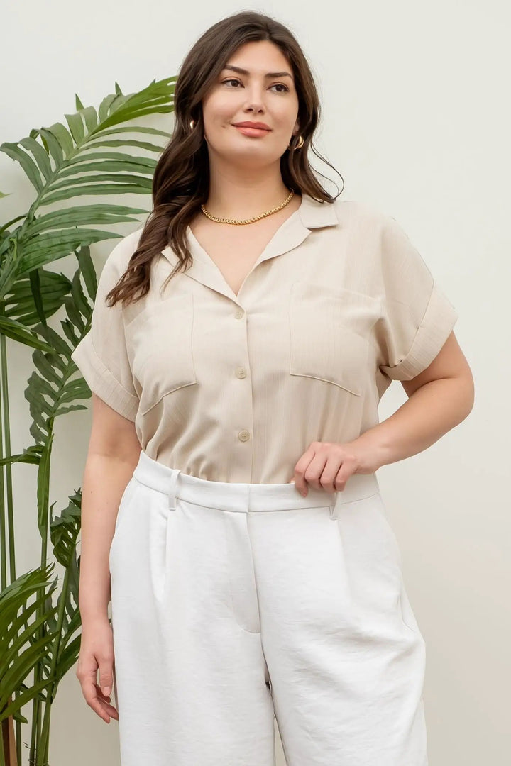PLUS Blusa Camisa café con bolsillos manga corta color khaki claro by Yanet Collection