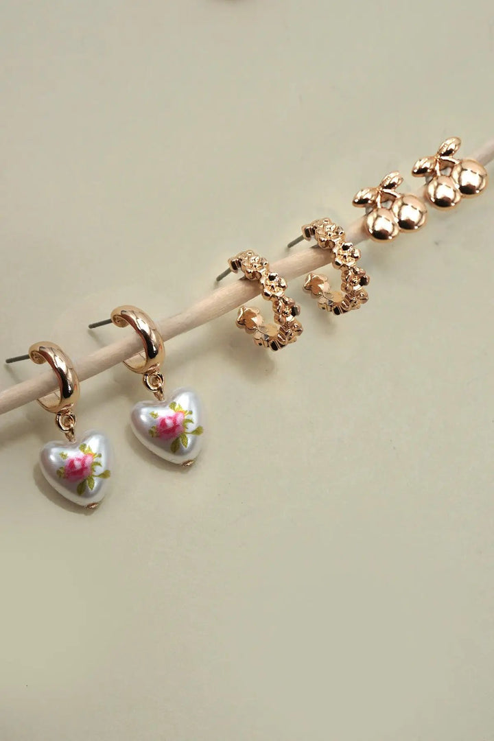 Trío de aros Huggie con forma de corazón y diseño floral de cereza by Yanet Collective
