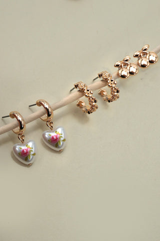 Trío de aros Huggie con forma de corazón y diseño floral de cereza