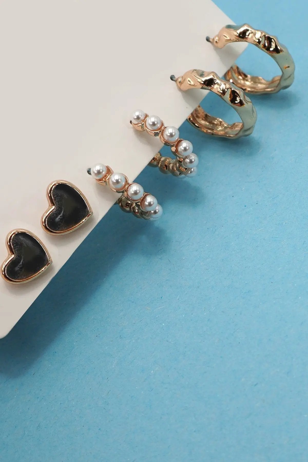 Trío de aretes de aro mini con forma de corazón by Yanet Collective
