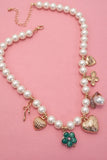 Collar de perlas con dije de corazón y lazo de flores de porcelana