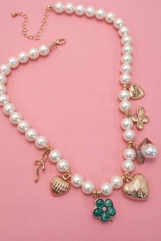 Collar de perlas con dije de corazón y lazo de flores de porcelana