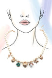 Collar de perlas con dije de corazón y lazo de flores de porcelana